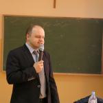 Na zdjęciu prowadzący spotkanie Piotr Olejarz