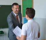Na zdjęciu Naczelnik Pierwszego Urzędu Skarbowego w Rzeszowie gratuluje uczniowi zwycięstwa 