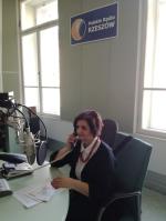 Kobieta rozmawiająca przez telefon w studiu Polskiego Radia Rzeszów