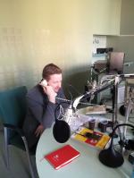 Mężczyzna rozmawiający przez telefon w studiu Polskiego Radia Rzeszów