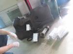 Wymontowany bak na paliwo wraz z wyciąganymi z jego wnętrza papierosami
