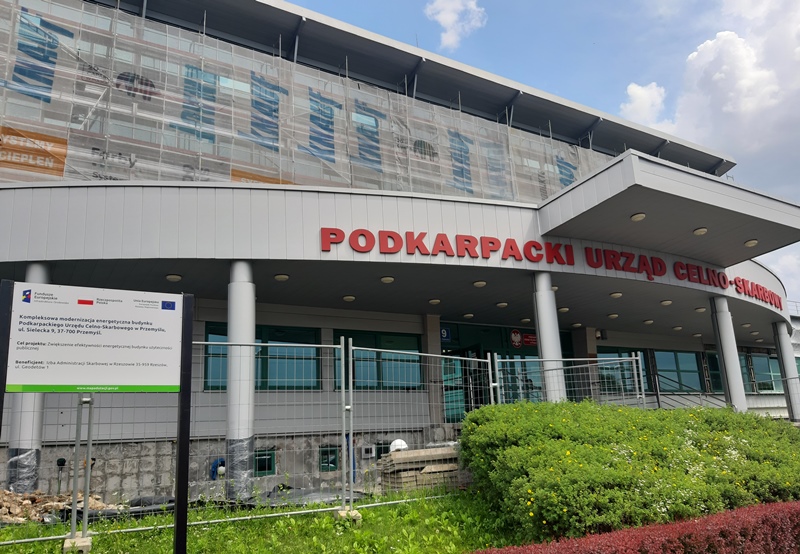 Fafsada budynku Podkarpackiego Urzędu Celno-Skarbowego w Przemyślu w remoncie. Przy ścianie postawione są rusztowania