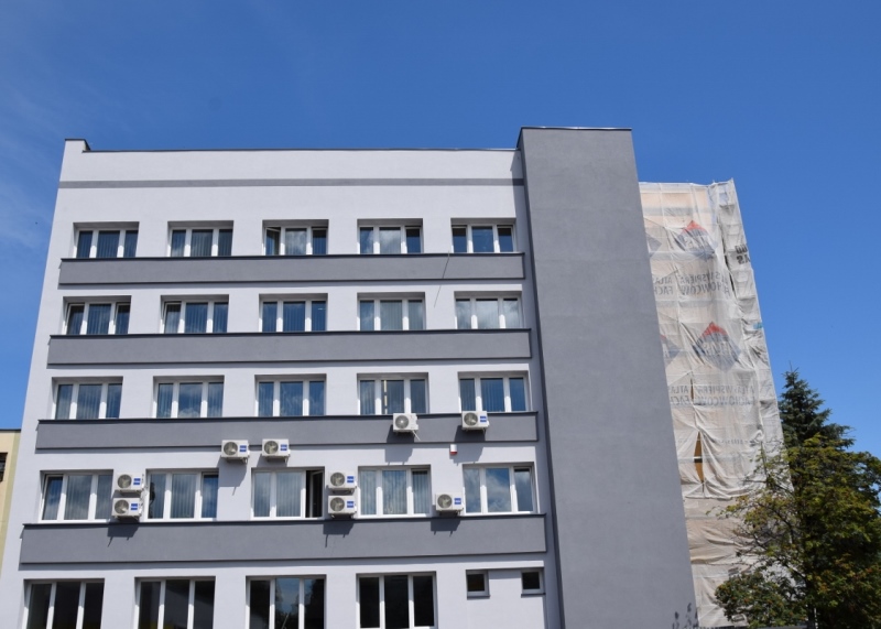 Budynek Podkarpackiego Urzędu Celno-Skarbowego w Przemyślu lokalizacja Jasło. Na fasadzie budynku widoczne prace termomodernizacyjne