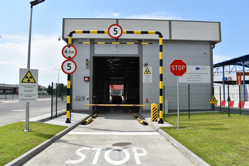 Na zdjęciu nowe urządzenie RTG do prześwietlania pojazdów. Na zdjęciu widać wjazd do pomieszczenia w którym odbywa sie prześwietlanie pojazdów