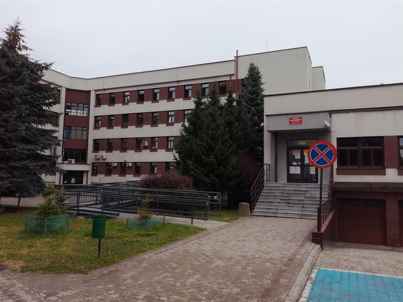 Wejście do budynku przystosowane dla osób poruszających się na wózku inwalidzkim znajduje się od strony bloków mieszkalnych przy ulicy Podwisłocze i prowadzi bezpośrednio do Sali Obsługi Podatnika. Do wejścia prowadzi podjazd przystosowany dla osób poruszających się na wózku inwalidzkim.