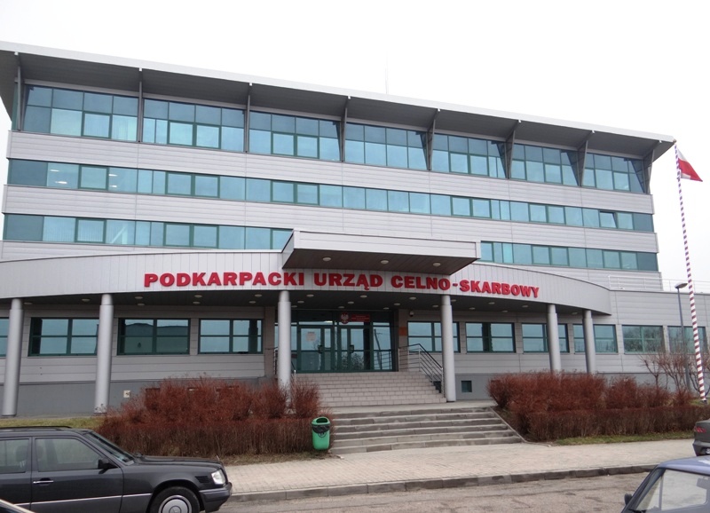 Schody prowadzące do drzwi wejściowych do budynku głównego Podkarpackiego Urzędu Celno-Skarbowego w Przemyślu"