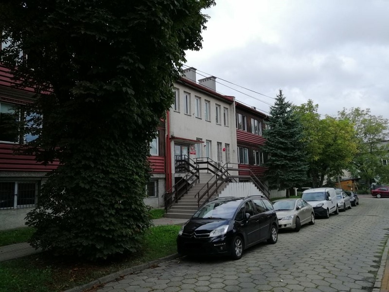 Schody prowadzące do drzwi wejściowych do budynku