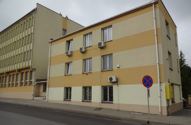 Na zdjęciu wielokondygnacyjny budynek OC Jarosław