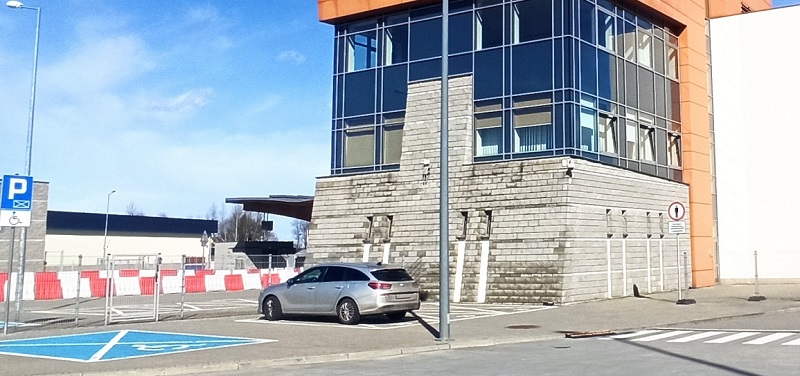 Budynek i miejsce parkingowe