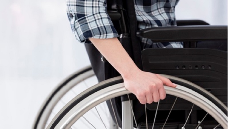 Na zdjęciu osoba na wózku inwalidzkim