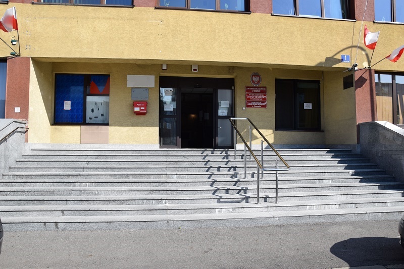 Na zdjęciu wejście główne do budynku w którm siedzibę ma Podkarpacki Urząd Skarbowy w Rzeszowie.