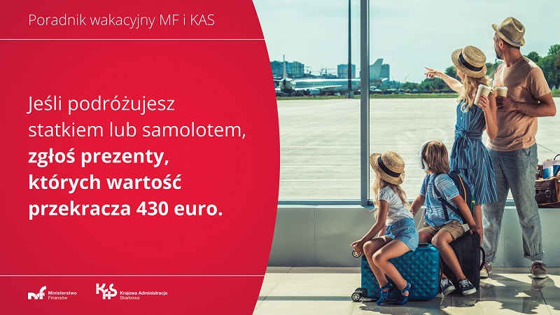 Kobieta, mężczyzna, dwoje dzieci na lotnisku. Napis: Jeśli podróżujesz statkiem lub samolotem, zgłoś prezenty, których wartość przekracza 430 euro.