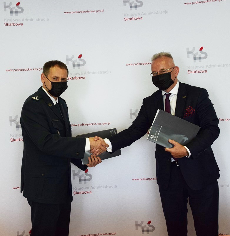 Na zdjęciu Dyrektor IAS w Rzeszowie oraz przedstawiciel wykonawcy wymieniają między sobą podpisane dokumenty umów