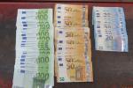 ujawnione banknoty euro leżą na stole 