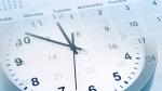 Biały zegar z czarnymi wskazówkami na tle niebiesko białego kalendarza
