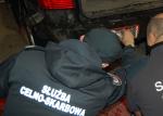 funkcjonariusze Służby Celno-Skarbowej podczas kontroli samochodu