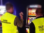 funkcjonariusze Służby Celno- Skarbowej stoją przed automatem do gier