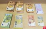 Banknoty Euro pogrupowane według wartości leżą na stoliku 