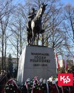 Pomnik Marszałka Józefa Piłsudskiego, pod pomnikiem okolicznościowe wieńce