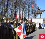 Służby mundurowe obok pomnika Marszałka Józefa Piłsudskiego na Placu Wolności  w Rzeszowie 