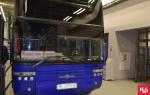 Autobus w kolorze niebieskim