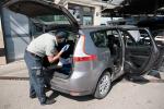 funkcjonariusz kontroluje samochód osobowy na terenie przejścia granicznego w Medyce