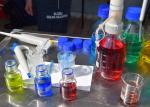 Sprzęt laboratoryjny, butelki z kolorowymi płynami
