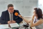 Na zdjęciu zastępca dyrektora Izby Administracji Skarbowej w Rzeszowie Jacek Cichy udzielający wywiadu