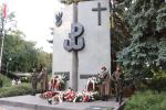 Honorowy posterunek, wiązanki kwiatów pod pomnikiem Pamięci Żołnierzy Armii Krajowej w Rzeszowie