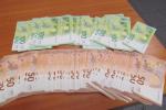 ALT: Luźno poukładane na blacie banknoty o nominałach 100 i 50 euro