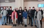 Uczniowie, nauczyciele i młodzież ucząca się przedsiębiorczości  stoją w budynku Urzędu Skarbowego w Jarosławiu wraz z Zastępcą Naczelnika. 