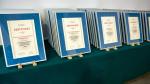 Na stojakach certyfikaty dla nagrodzonych Urzędów Skarbowych 