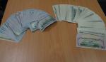 banknoty dolarów rozłożone na stole