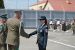 Elżbieta Tomczyk odbiera pamiątkową odznakę od komendanta BiOSG