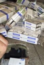 paczki papierosów wyjmowane ze skrytki