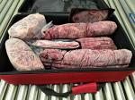walizka pełna mięsa
