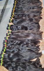 pasma włosów ułożone na stole