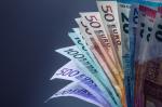 Banknoty o nominałach 500, 100, 50, 20 i 10 euro, ułożone pionowo na kształt wachlarza