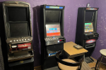 3 automaty do gier ustawione pod ścianą