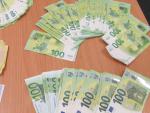 rozłożone banknoty euro leżą na stole