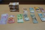 banknoty różnych walut leżą na stole