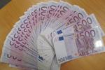 rozłożone banknoty euro na stole