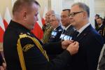 Komendant Wojewódzki PSP przypina odznaczenie dyrektorowi Izby Administracji Skarbowej w Rzeszowie