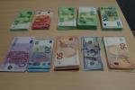 pliki banknotów leżące na stole