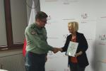 Dyrektor IAS w Rzeszowie gratuluje naczelnik Urzędu Skarbowego w Dębicy.