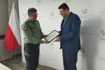 Dyrektor IAS w Rzeszowie wręcza dyplom gratulacyjny naczelnikowi Urzędu Skarbowego w Jarosławiu.