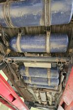 Butle w których przewożony był czynnik chłodniczy ukryte pod samochodem