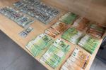 banknoty wykrytej gotówki leżą na stole
