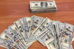 Banknoty leżą na stole. 