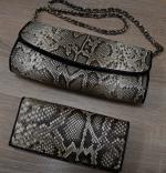 Zatrzymana torebka oraz portfel, które zostały wykonane ze skór węży należących do gatunku Pyton tygrysi (Python molurus). 